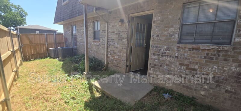Benbrook Condo: 233 Vista Way