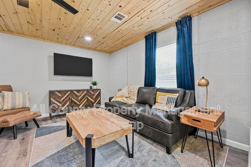 Hurst House: 1444 Cimarron Trail