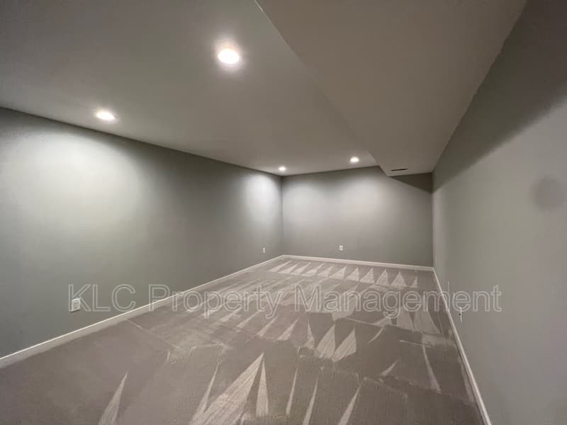 Clive House: 15104 Hawthorn Drive