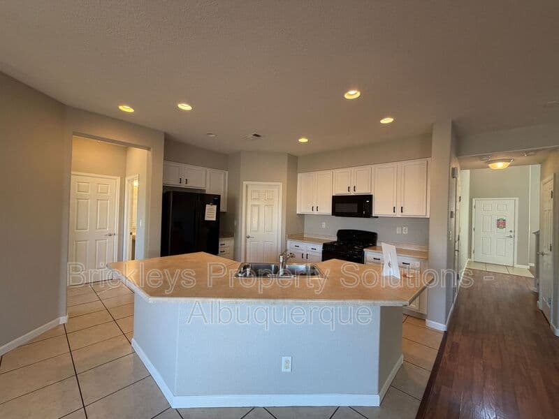 Rio Rancho House: 418 Paseo Roja Pl NE