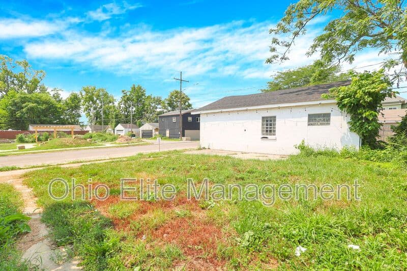 Columbus House: 85 S Wheatland Ave