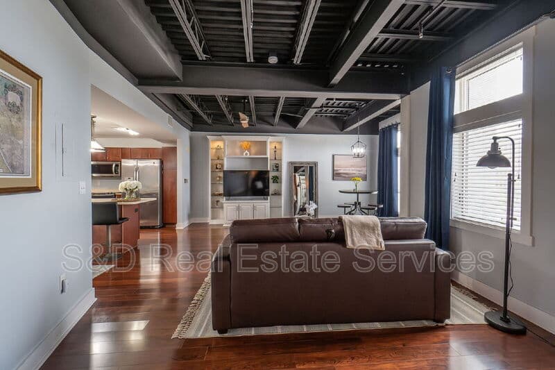 Lakeland House: 125 N Kentucky Ave