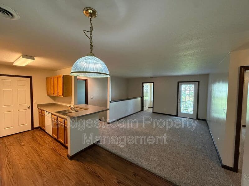 Germantown House: 136 Colonial Circle