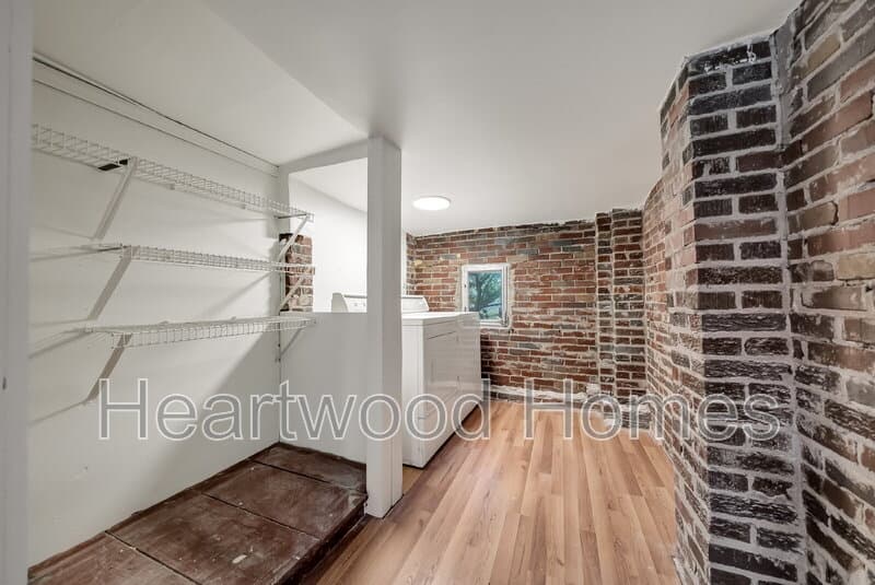 Columbia Condo: 1911 Cermack St