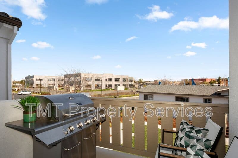 Sacramento Townhome: 31 Advantage Court