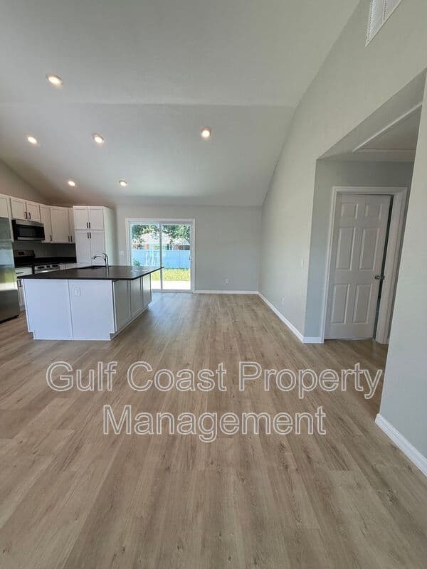 North Port House: 3294 West Price Blvd