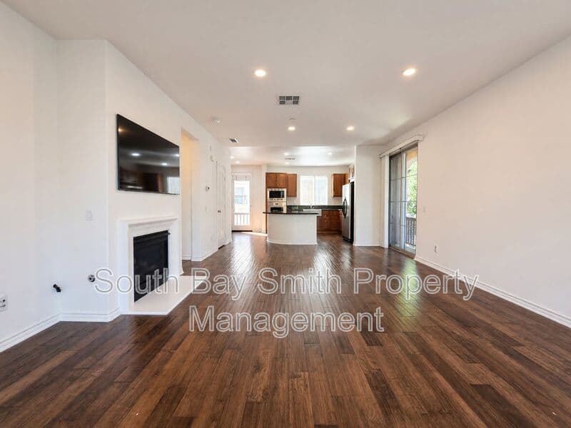 Redondo Beach Townhome: 84 Palos Verdes Blvd