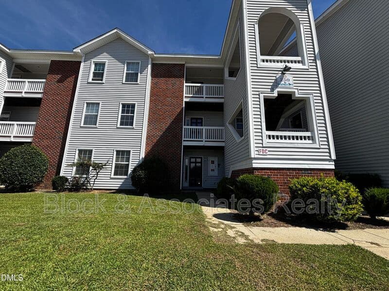 Fayetteville House: 259-7 Waterdown Drive
