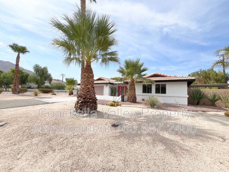 Palm Springs House: 372 W Dominguez Rd