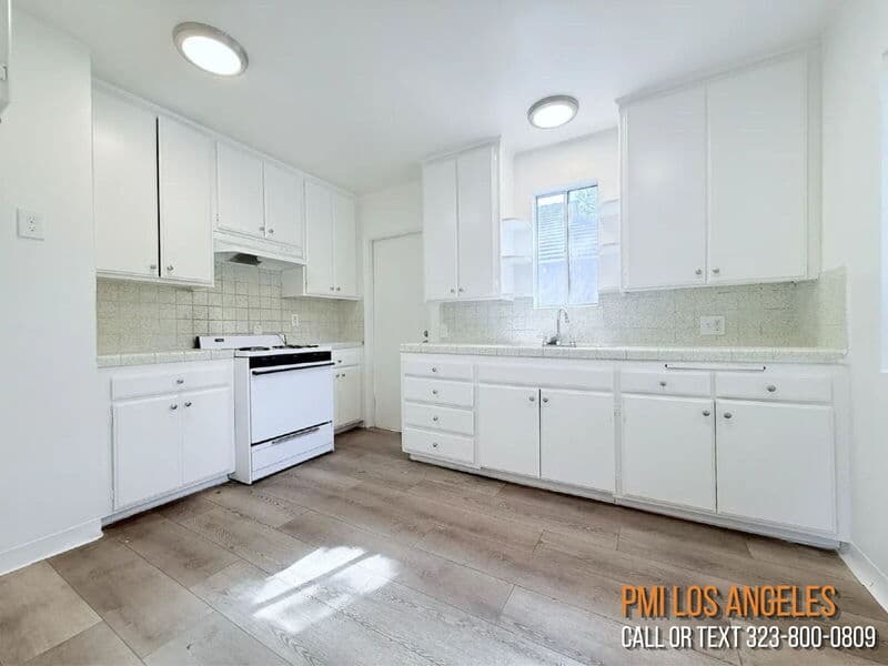 North Hollywood Condo: 10565 Camarillo St