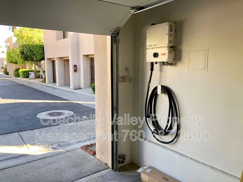 Palm Springs House: 999 Village Square South