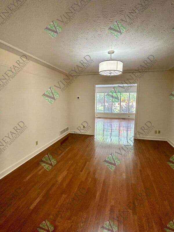 Sandy Springs House: 115 Nesbit Ferry Place