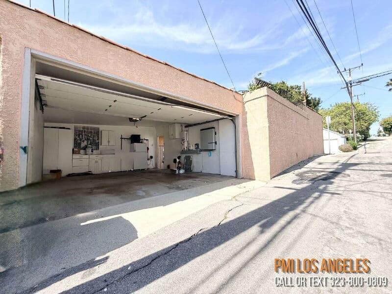 Los Angeles House: 6102 South Citrus Avenue