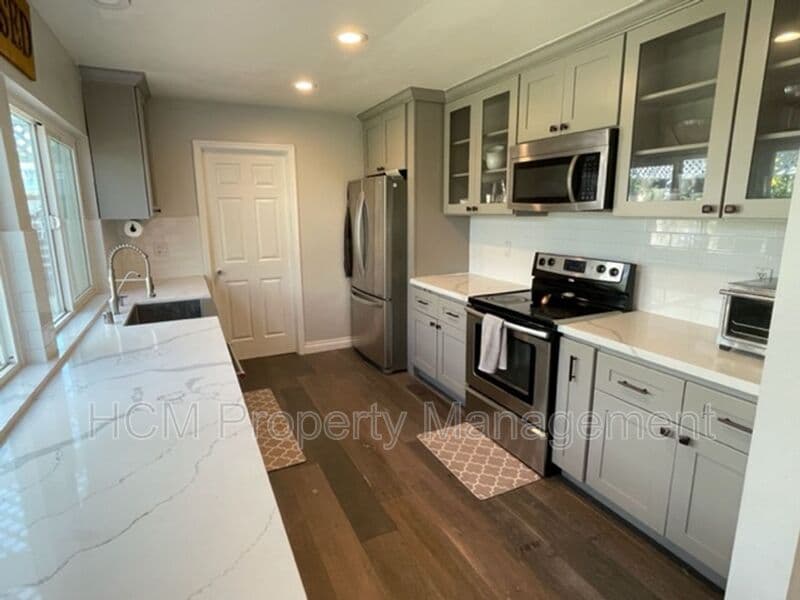 Irvine House: 3651 Claremont St