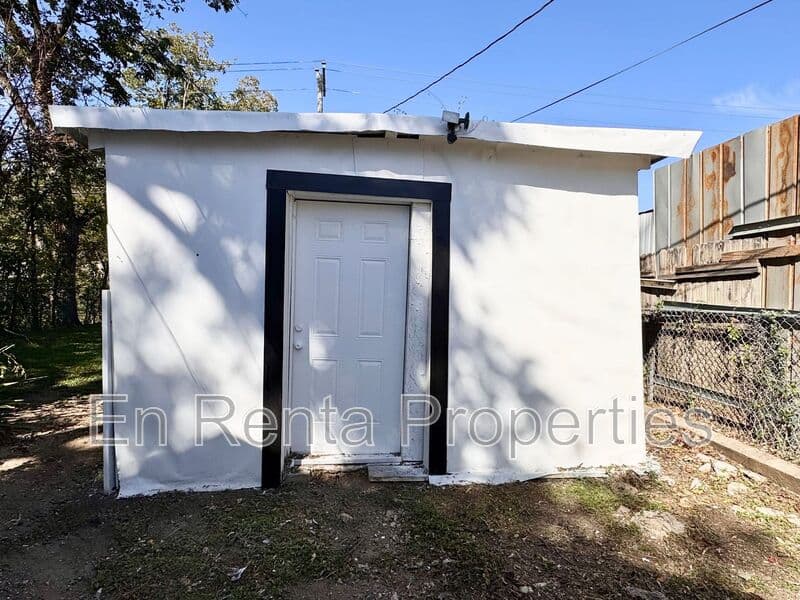 Ft Worth House: 716 W Broadus Ave.