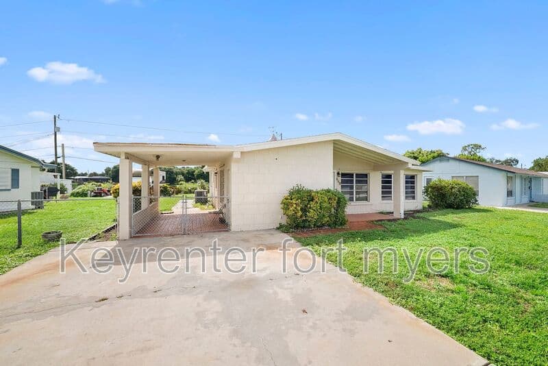North Fort Myers House: 275 Lakeview Dr
