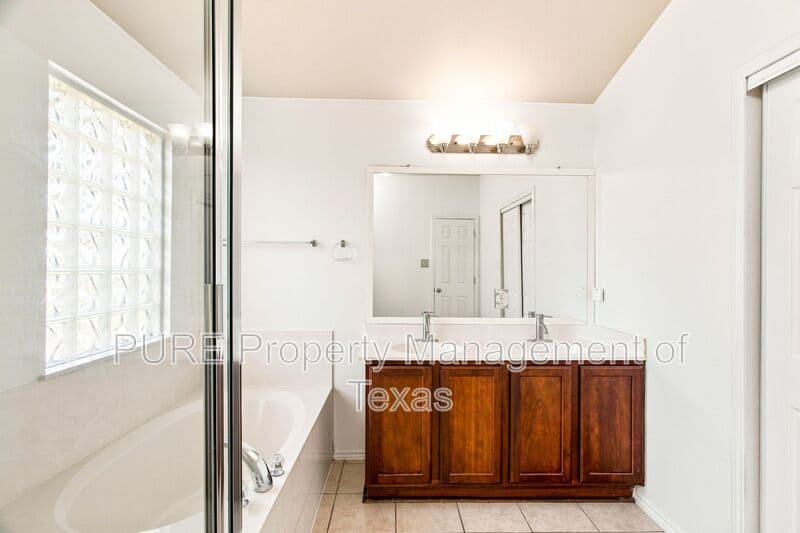 Round Rock House: 3232 Clinton Pl