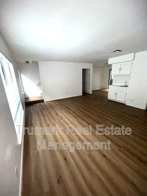Glendale Townhome: 3831 La Crescenta Ave