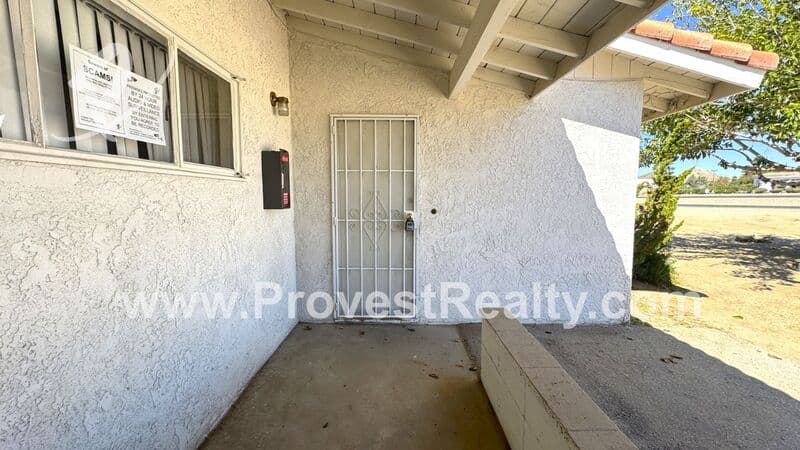 Apple Valley House: 18687 Highway 18
