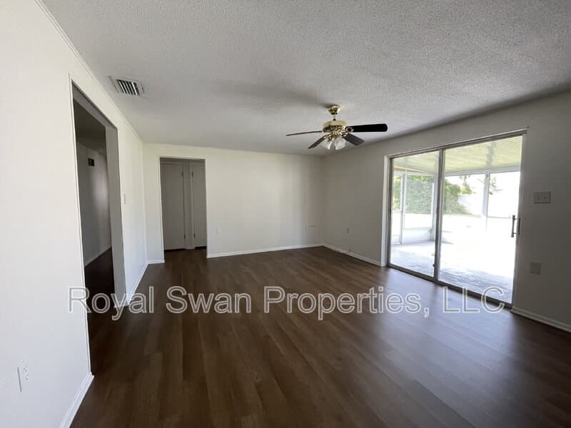 Lakeland House: 303 Thornwood Way