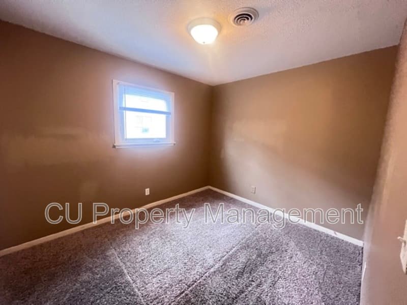 Champaign Condo: 711 W CHURCH St.
