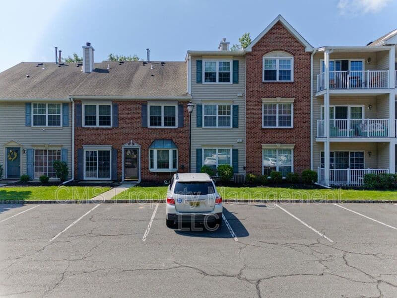 Hamilton Townhome: 96 Versailles Ct