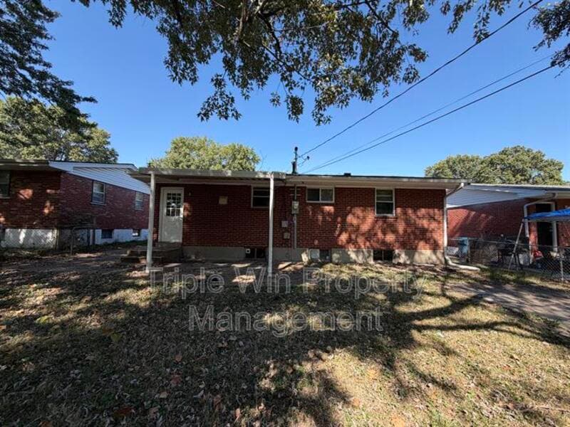 Saint Louis House: 1380 Cove Ln