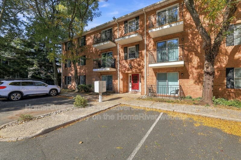 Bloomfield Condo: 42 John St