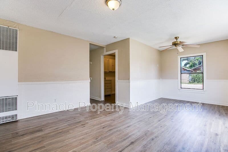 San Angelo House: 132 E 11th St