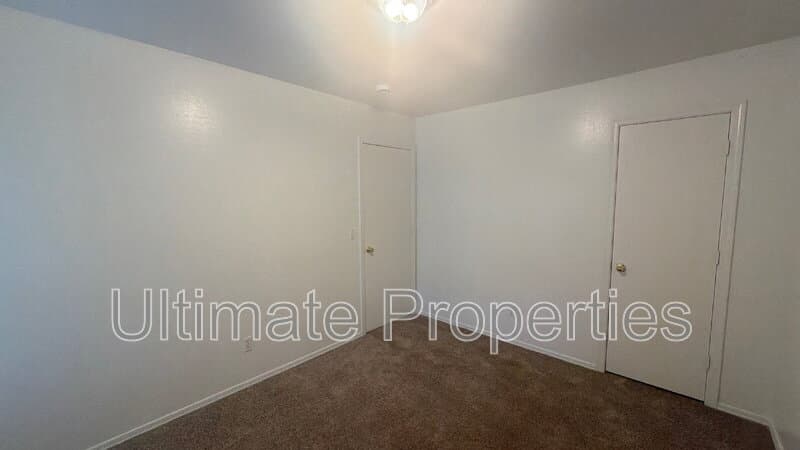 Glendale House: 7145 W Maryland Ave