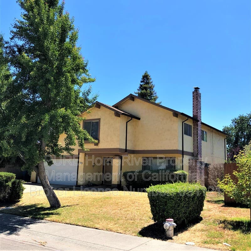 Sacramento House: 1510 Woodridge Oak Way
