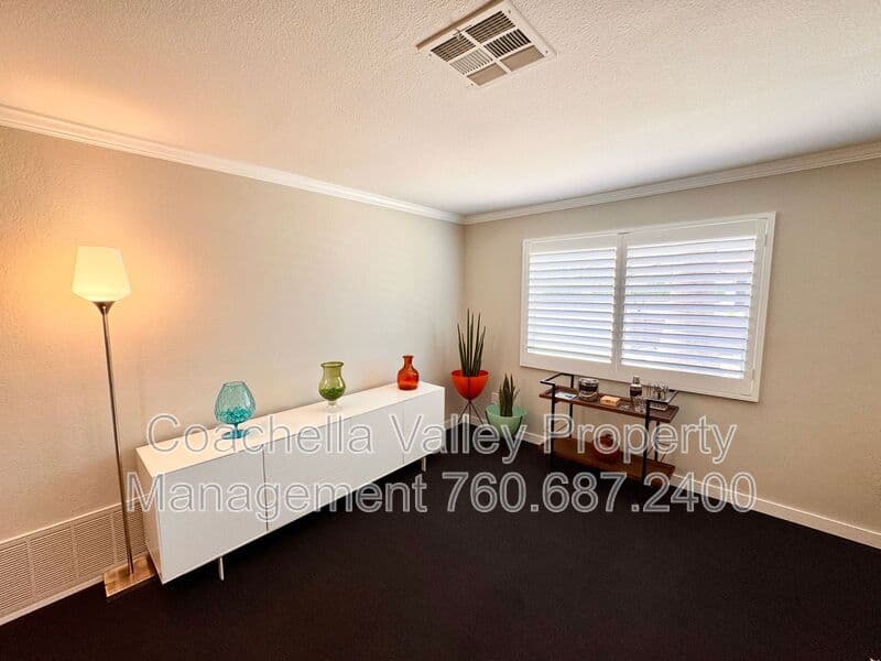 Palm Springs House: 2004 N San Antonio Rd