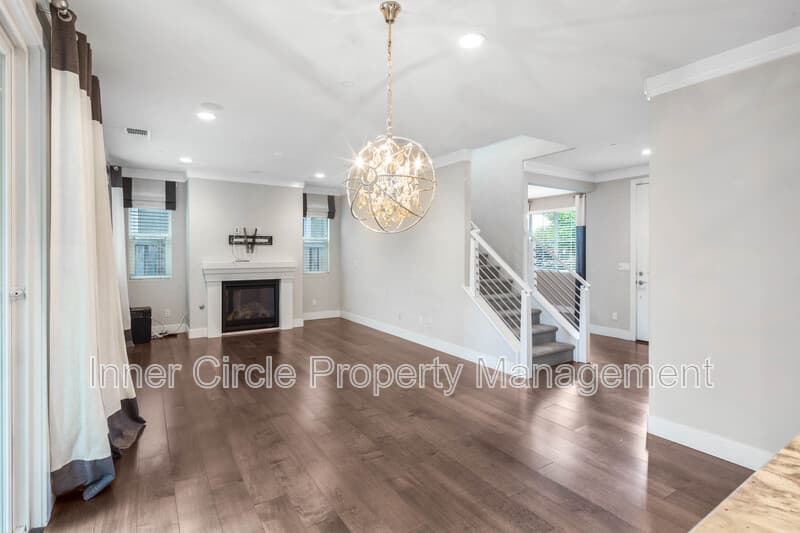 Brentwood House: 376 Bougainvilla Drive