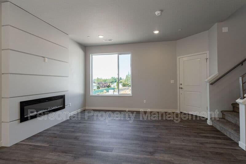 Washougal Townhome: 1815 N R Cir