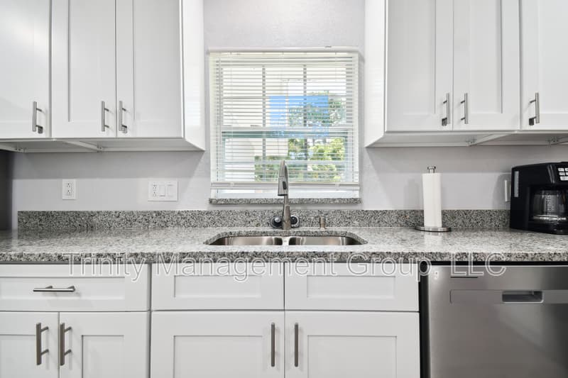 Dunedin House: 1051 Dogwood Drive - Room 1