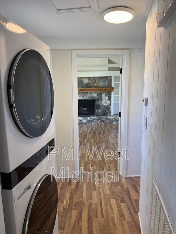 Wayland House: 12495 Oakwood Shores Street