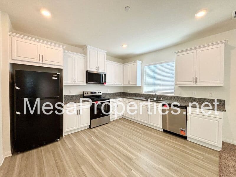 Victorville House: 10691 Sea Ace Place