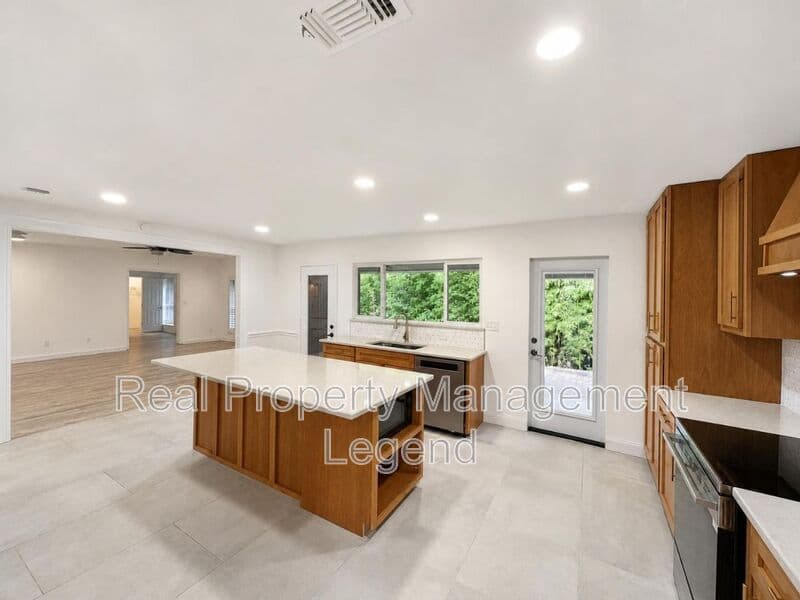 Benbrook House: 70 Legend Road