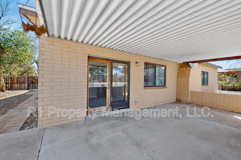 Rio Rancho House: 209 Villa Verde Drive Southeast