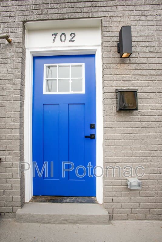 Washington Townhome: 702 19th St NE