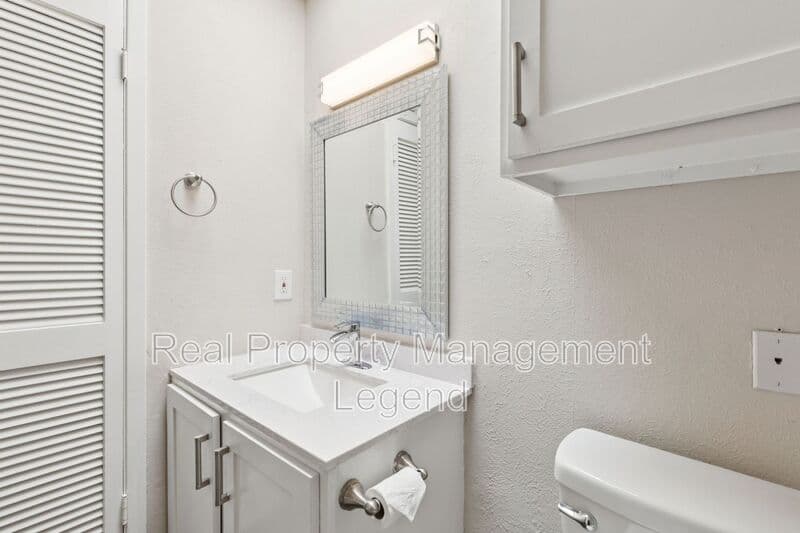 Dallas House: 6646 E Lovers Lane