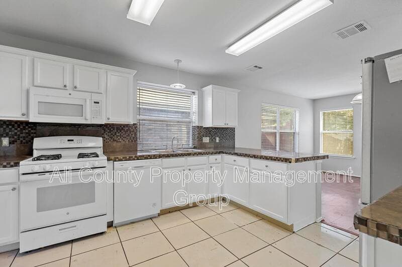 Fort Worth House: 813 Jockey Club Lane