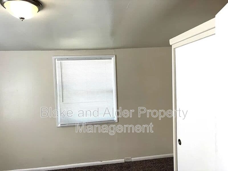 Gladstone House: 1425 Beverly Dr