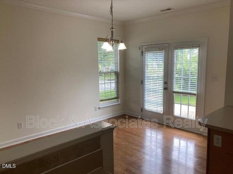 Raleigh House: 8346 Glenwood Springs Ct