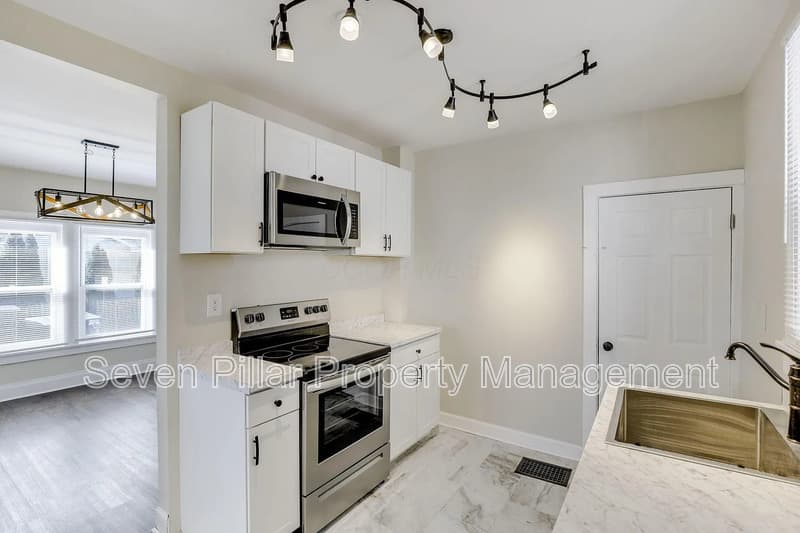 Columbus House: 522 Ryan Ave