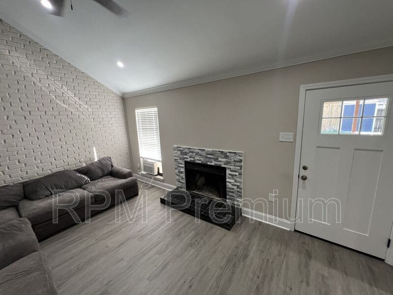 Baton Rouge House: 8724 Pecan Tree Dr.