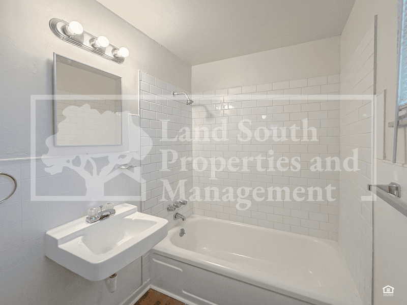 Lakeland House: 1030 Lakewood Court