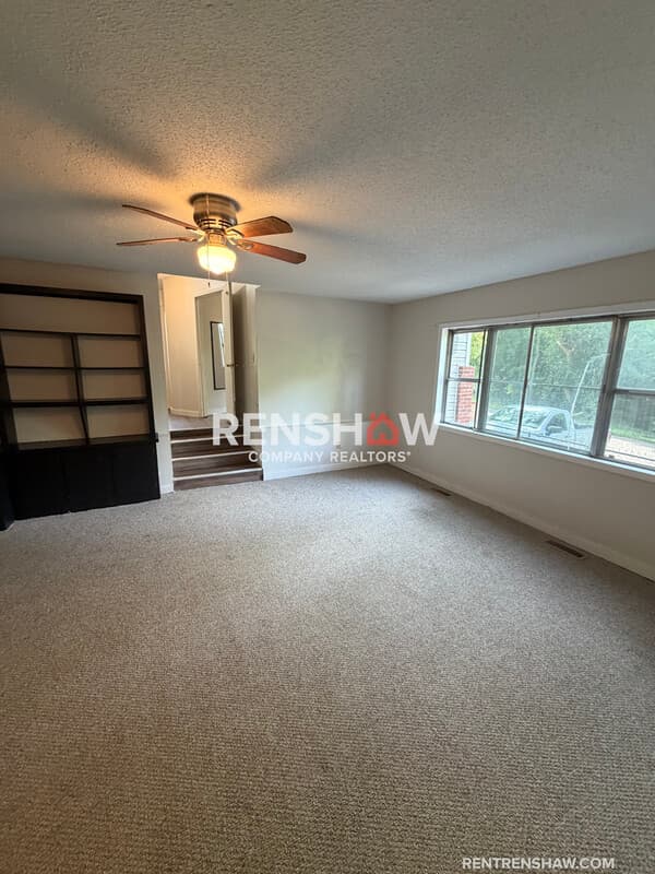 Lexington House: 450 Bedwell St