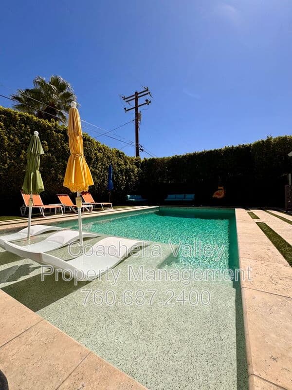 Palm Springs House: 2004 N San Antonio Rd