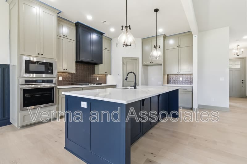 Centerton House: 1061 Whistler St
